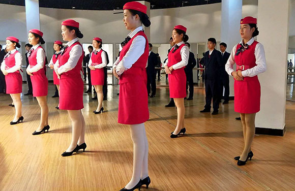 高铁乘务礼仪训练厅 锻造礼仪服务的流动风景线